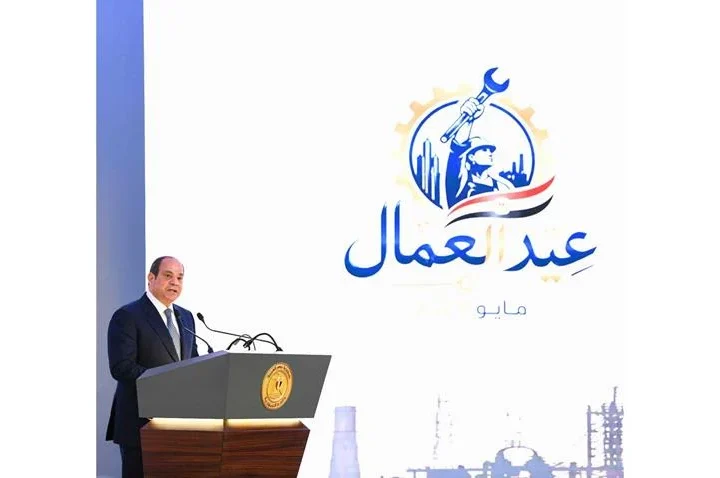 الرئيس السيسى : العامل المصرى حجر الزاوية فى التنمية والتطوير